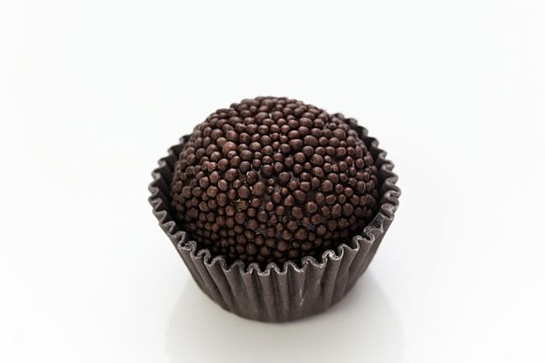 Brigadeiro chumbinho preto.